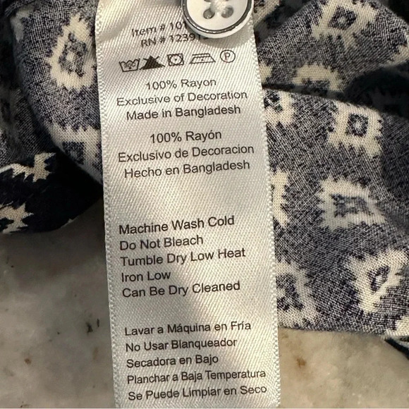 Jach’s Girlfriend Navy Patterned Button Down Top Size Medium - Picture 9 of 9